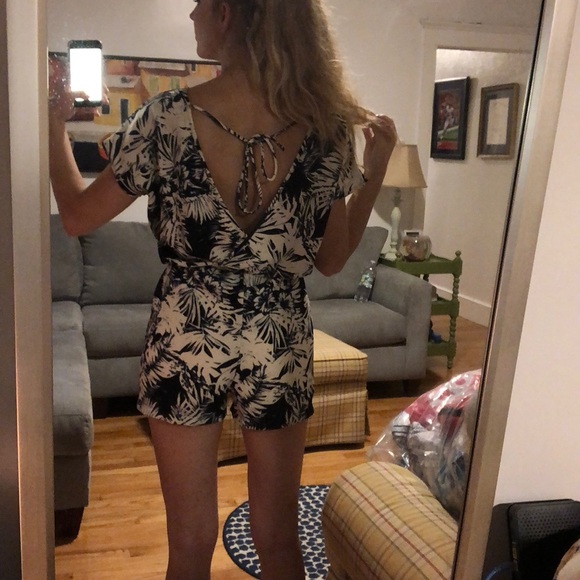 NEW Cute Charlotte Russe Summer/Beachy Romper - Picture 3 of 8